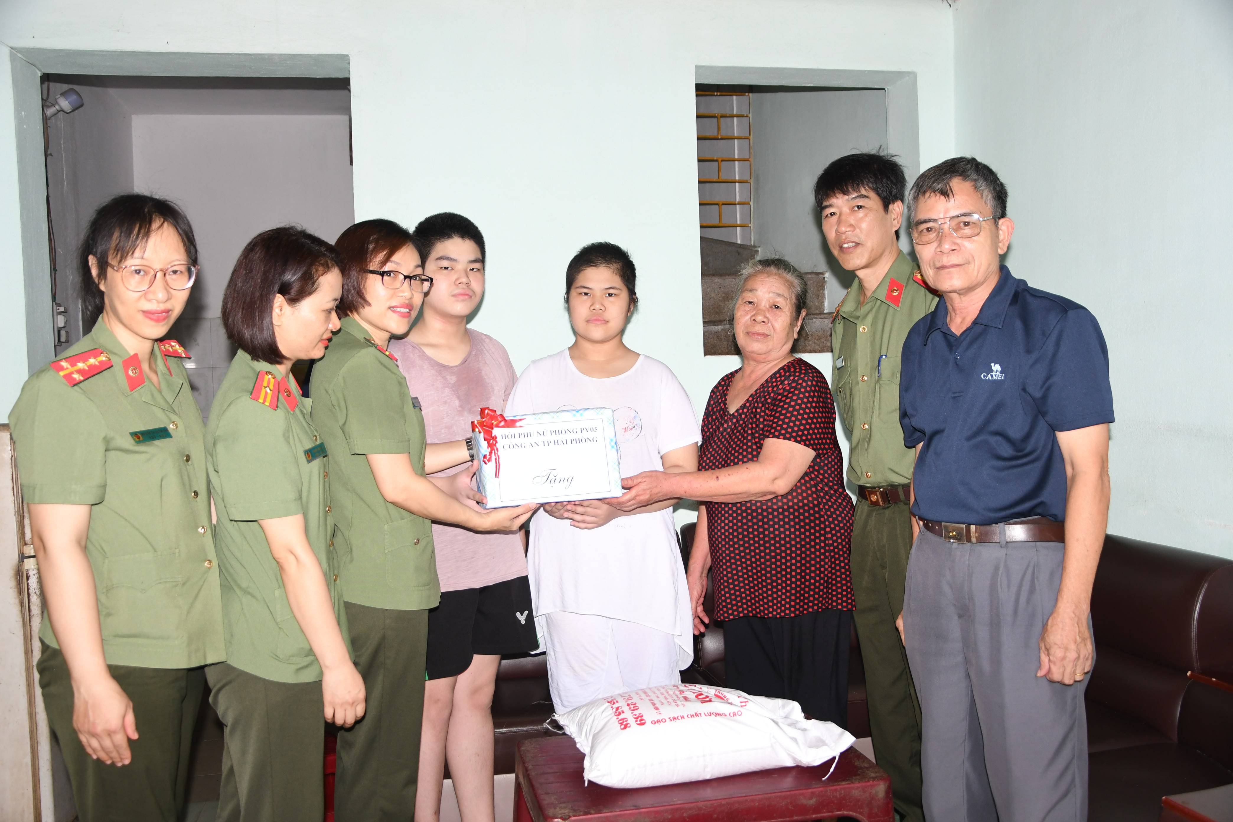 Hội Phụ nữ Phòng Xây dựng phong trào bảo vệ ANTQ – CATP: Thăm, tặng quà 2 gia đình trẻ mồ côi, hoàn cảnh đặc biệt khó khăn